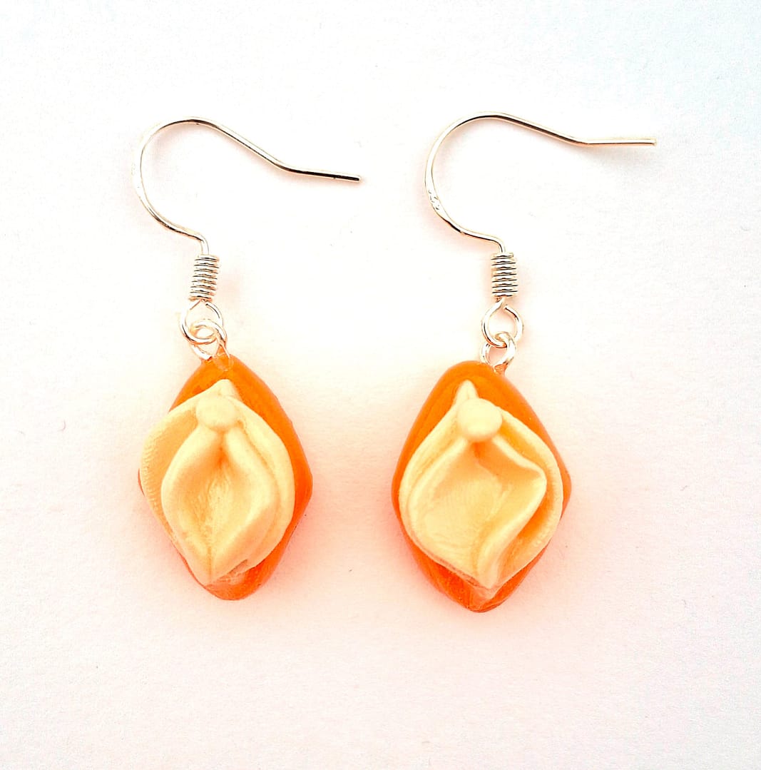 Pendientes de vulva en tonos amarillo y naranja, diseño original de Red Moon