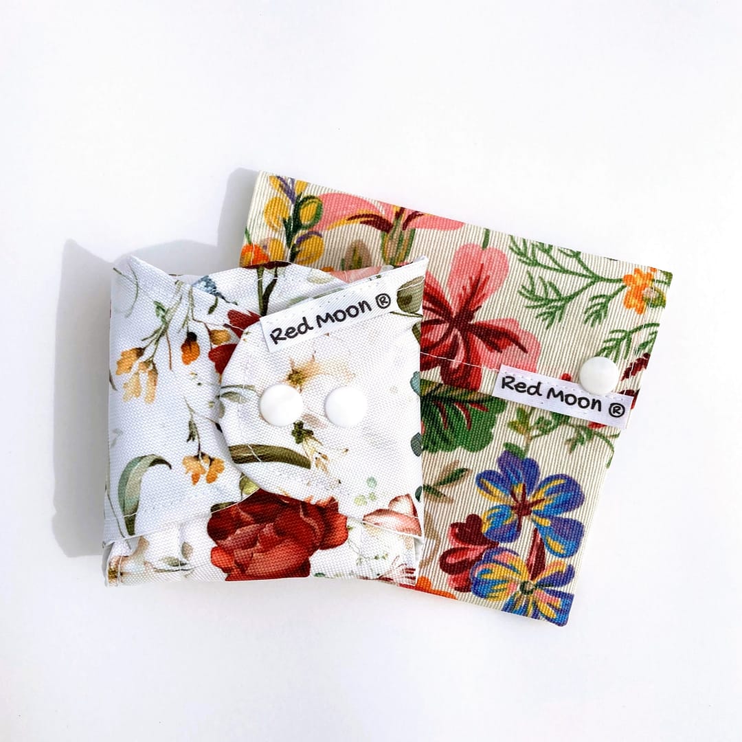 Compresa reutilizable talla S abundante para el día, plegada y blanca, con bolsa de algodón ecológico