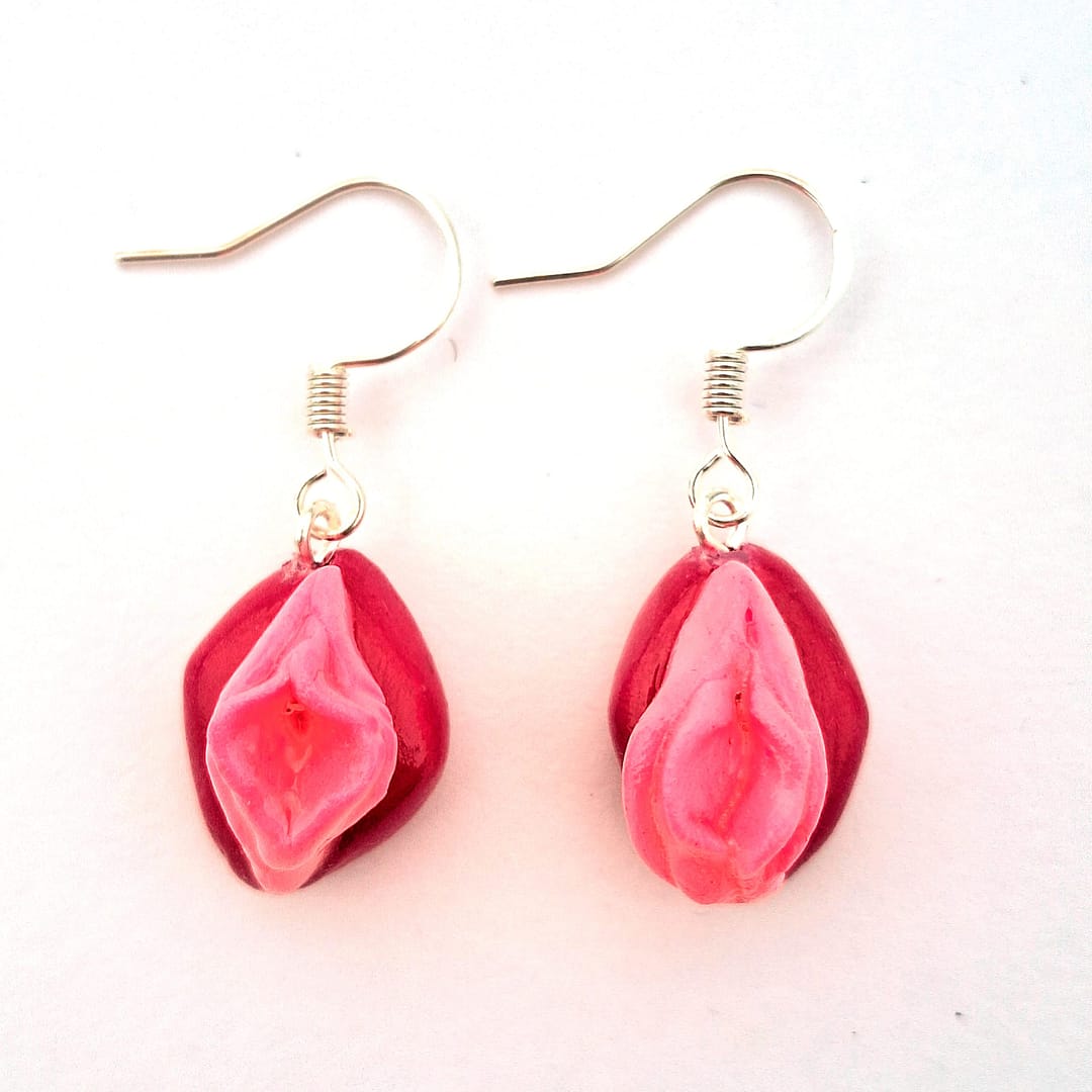 Pendientes artesanales con forma de vulva, colores rosa