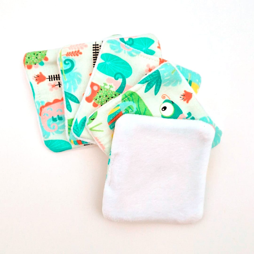 Pack de toallitas reutilizables con estampado de camaleones sobre fondo blanco
