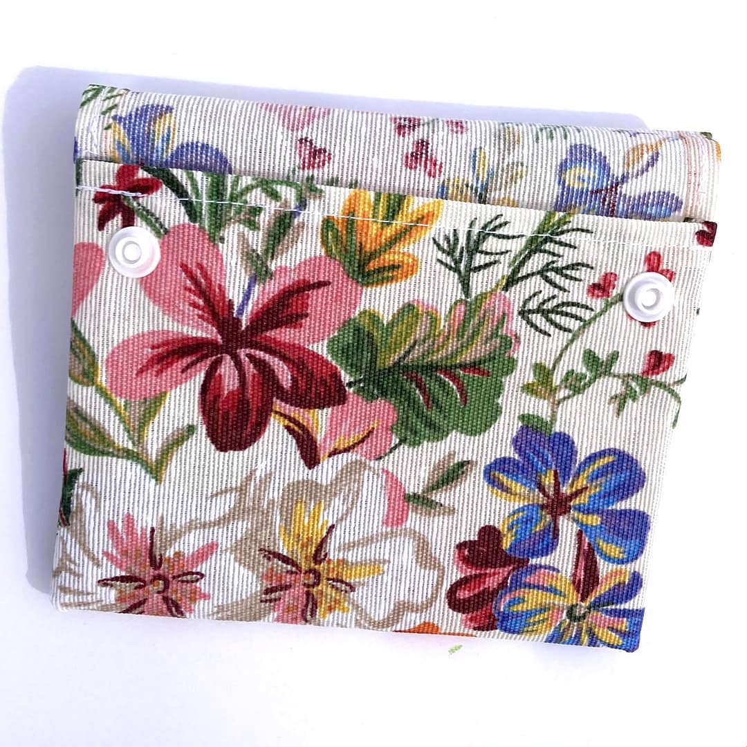 Bolsa porta compresas impermeable abierta con estampado de flores – Red Moon