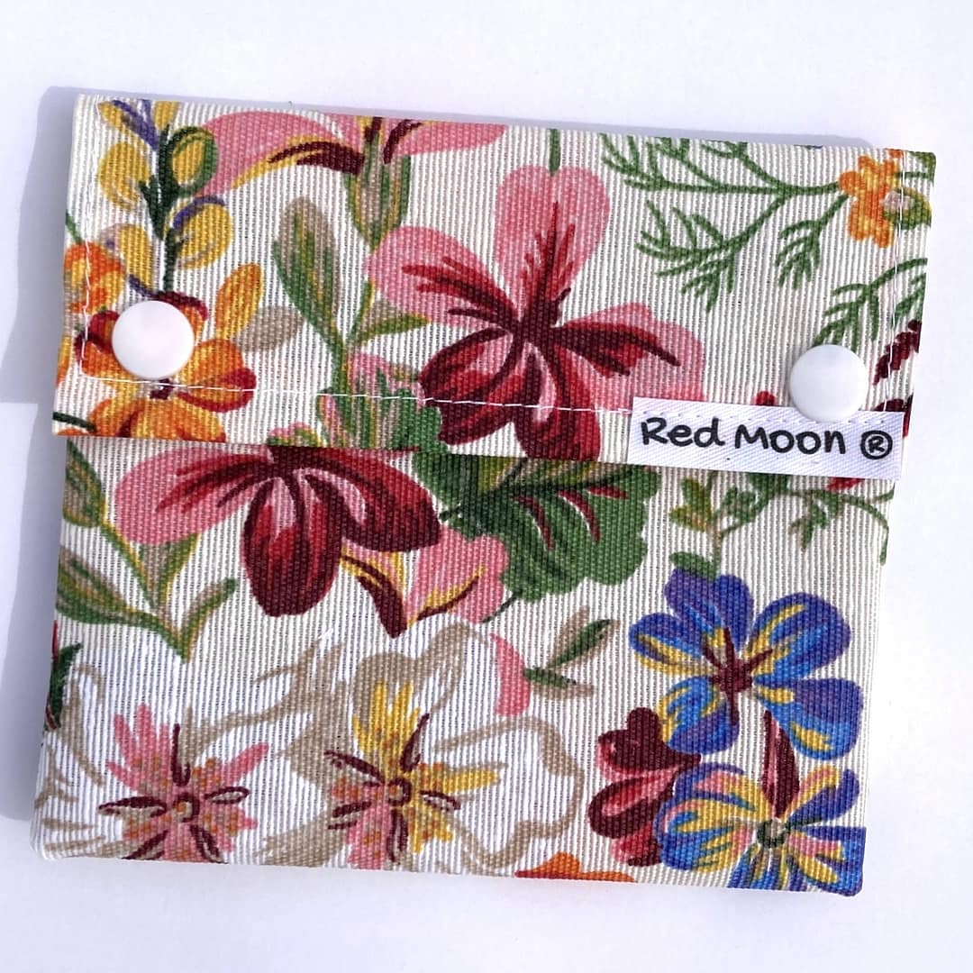 Bolsa porta compresas impermeable cerrada con estampado de flores – Red Moon