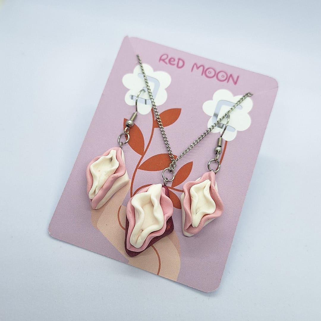 Conjunto artesanal de collar vulva plateado con pendientes a juego en rosa y blanco hecho a mano por Red Moon