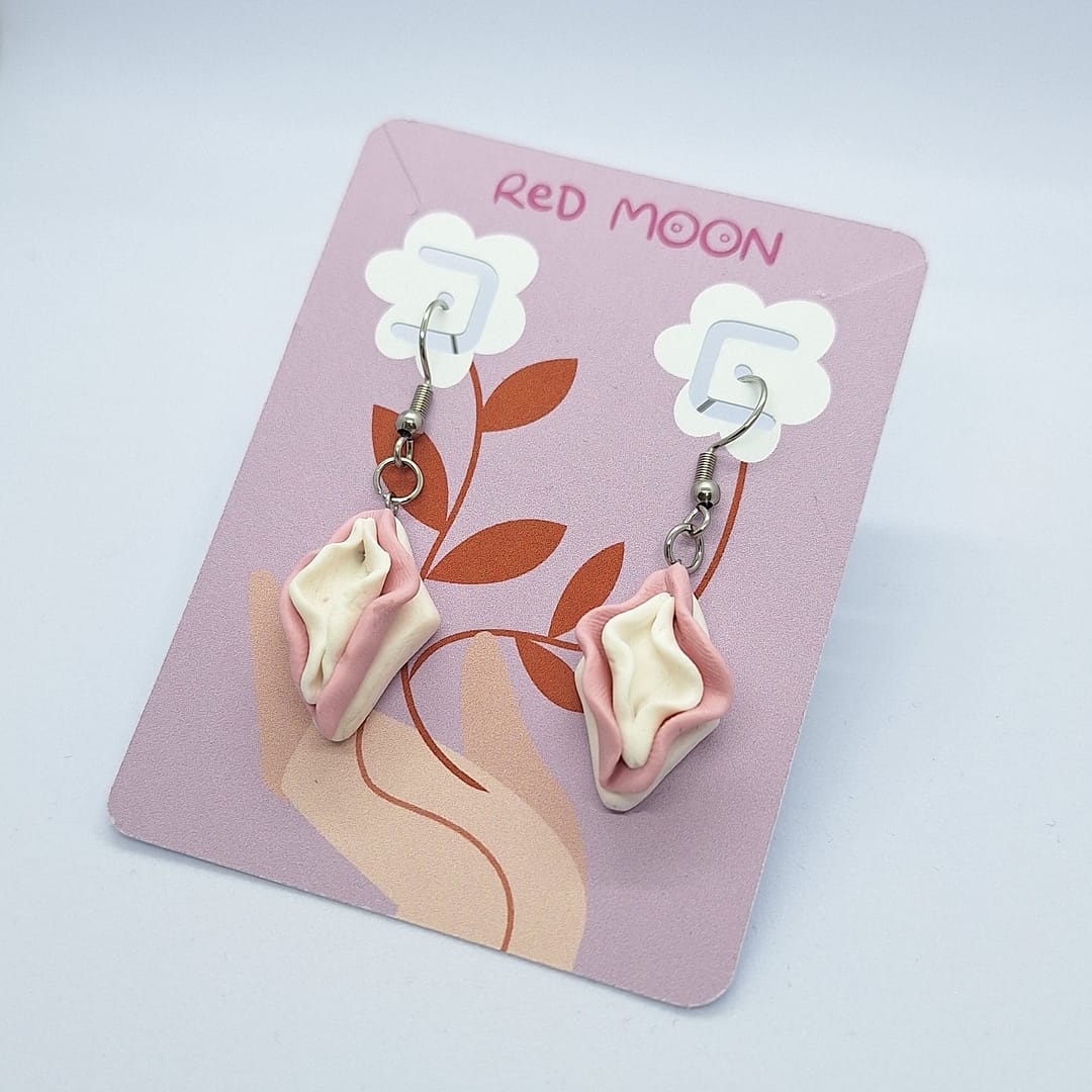 Pendientes vulva artesanales en blanco y rosa, diseño único y femenino