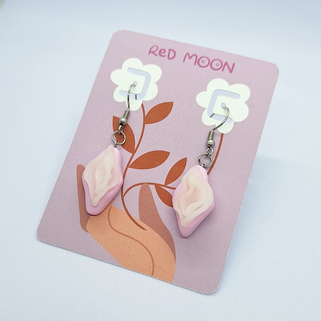 Pendientes vulva artesanales color rosa terciopelo, diseño femenino y elegante hecho a mano