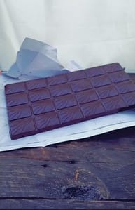 Tableta de chocolate utilizada en receta con frutos rojos para aliviar el dolor menstrual