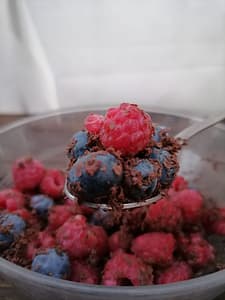 Frutas rojas como arándanos y frambuesas, ricas en antioxidantes y beneficiosas para reducir los cólicos menstruales