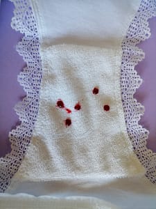 Mujer practicando free bleeding como método de autocuidado menstrual