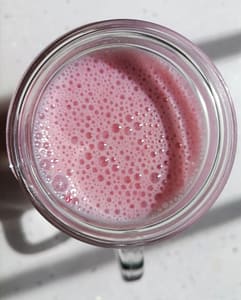 Batido de frutos rojos reconfortante, símbolo de autocuidado y alivio natural del dolor menstrual