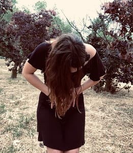 Foto de una mujer con endometriosis, enfermedad invisible que afecta su bienestar