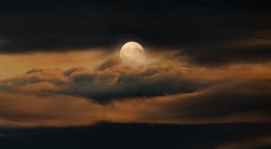 Arte femenino representando la conexión de la mujer con la luna