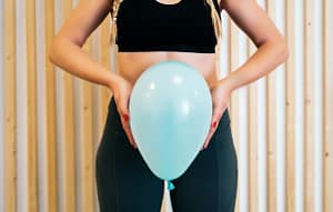 Mujer practicando fortalecimiento del suelo pélvico