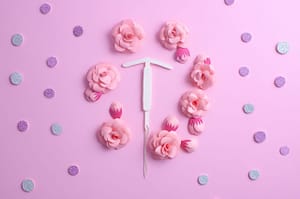 Ilustración de un DIU o SIU decorado con flores