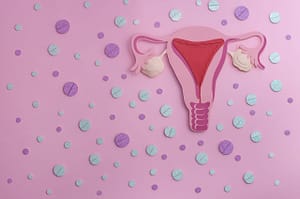Dibujo artístico de un útero con pastillas anticonceptivas, ilustración de salud femenina y autocuidado Red Moon