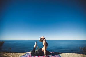 Mujeres estirando en una clase de yoga, mostrando los beneficios del ejercicio físico sobre el ciclo menstrual