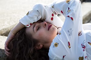 Mujer relajada tumbada, simbolizando la gestión de la ansiedad y los cambios hormonales a lo largo del ciclo menstrual femenino