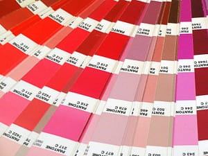 Imagen mostrando los diferentes colores del sangrado menstrual a lo largo del ciclo