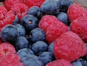 Arándanos y frambuesas frescas utilizadas en receta natural para aliviar los cólicos menstruales