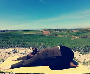 Imagen de mujer realizando yoga y estiramientos, promoviendo el alivio del dolor menstrual y el cuidado del cuerpo durante el ciclo