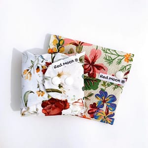 Compresa reutilizable talla S abundante para el día, plegada y blanca, con bolsa de algodón ecológico
