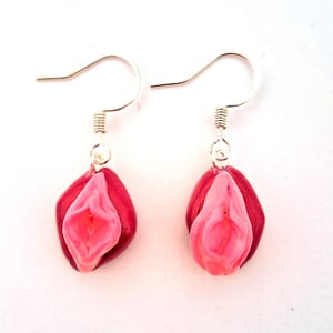 Pendientes artesanales con forma de vulva, colores rosa