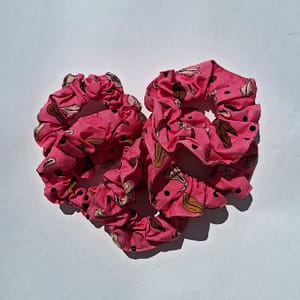 Varios scrunchies hechos a mano con tela reutilizada – Red Moon