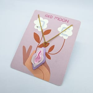 Collar con colgante de vulvas hecho a mano por Red Moon.