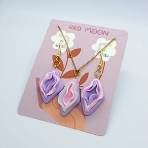 Conjunto artesanal de collar vulva lila con pendientes a juego en lila y rosa hecho a mano por Red Moon