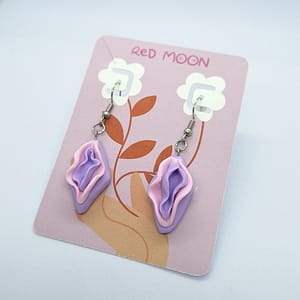 Pendientes artesanales de vulva en lila y rosa hechos a mano por Red Moon en fimo y acero inoxidable