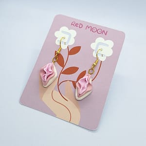 Pendientes vulva artesanales color rosa algodón, diseño delicado y femenino hecho a mano
