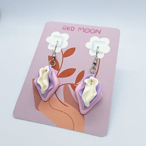 Pendientes vulva en rosa, lila y blanco hechos a mano por Red Moon