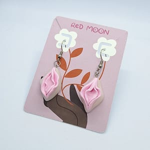 Pendientes vulva artesanales color rosa nube, diseño delicado y femenino hecho a mano