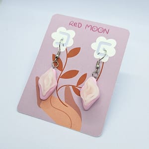 Pendientes vulva artesanales color rosa terciopelo, diseño femenino y elegante hecho a mano