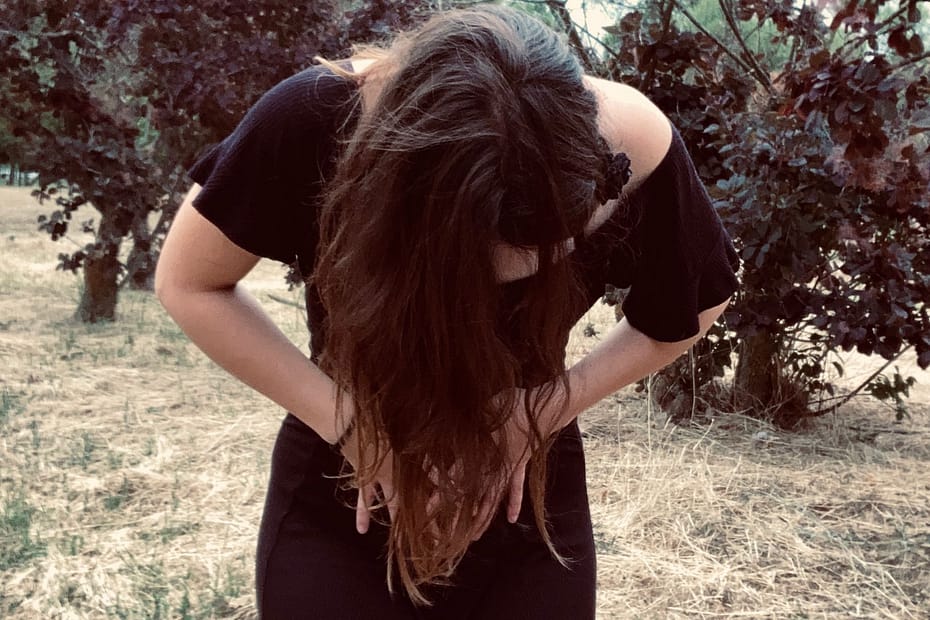 Foto de una mujer con endometriosis, enfermedad invisible que afecta su bienestar